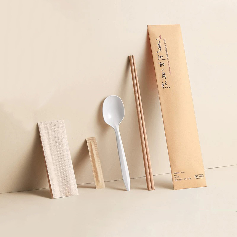 Conjunto de pauzinhos de bambu descartáveis ​​de novo estilo com colher/guardanapo/palito conjunto de filme de papel degradável