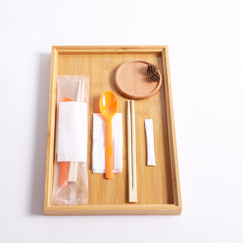 Conjunto de pauzinhos de bambu descartáveis ​​com colher laranja e guardanapo de papel conjunto de filme composto fosco