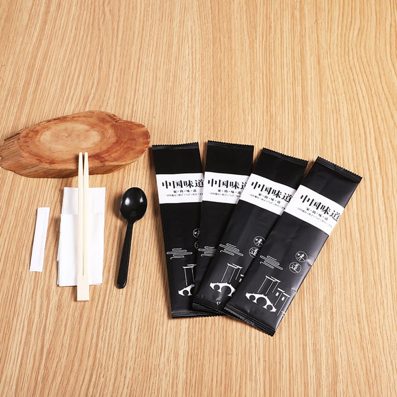Saco de refeição descartável tem colher de pauzinhos e guardanapo de mesa para restaurante conjunto de filme composto fosco